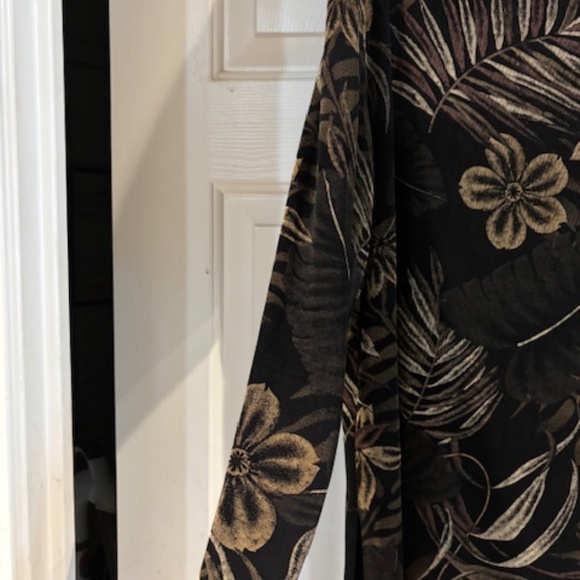 Floral stretchy top- XL- Black, tan, brown. - Picture 2 of 4